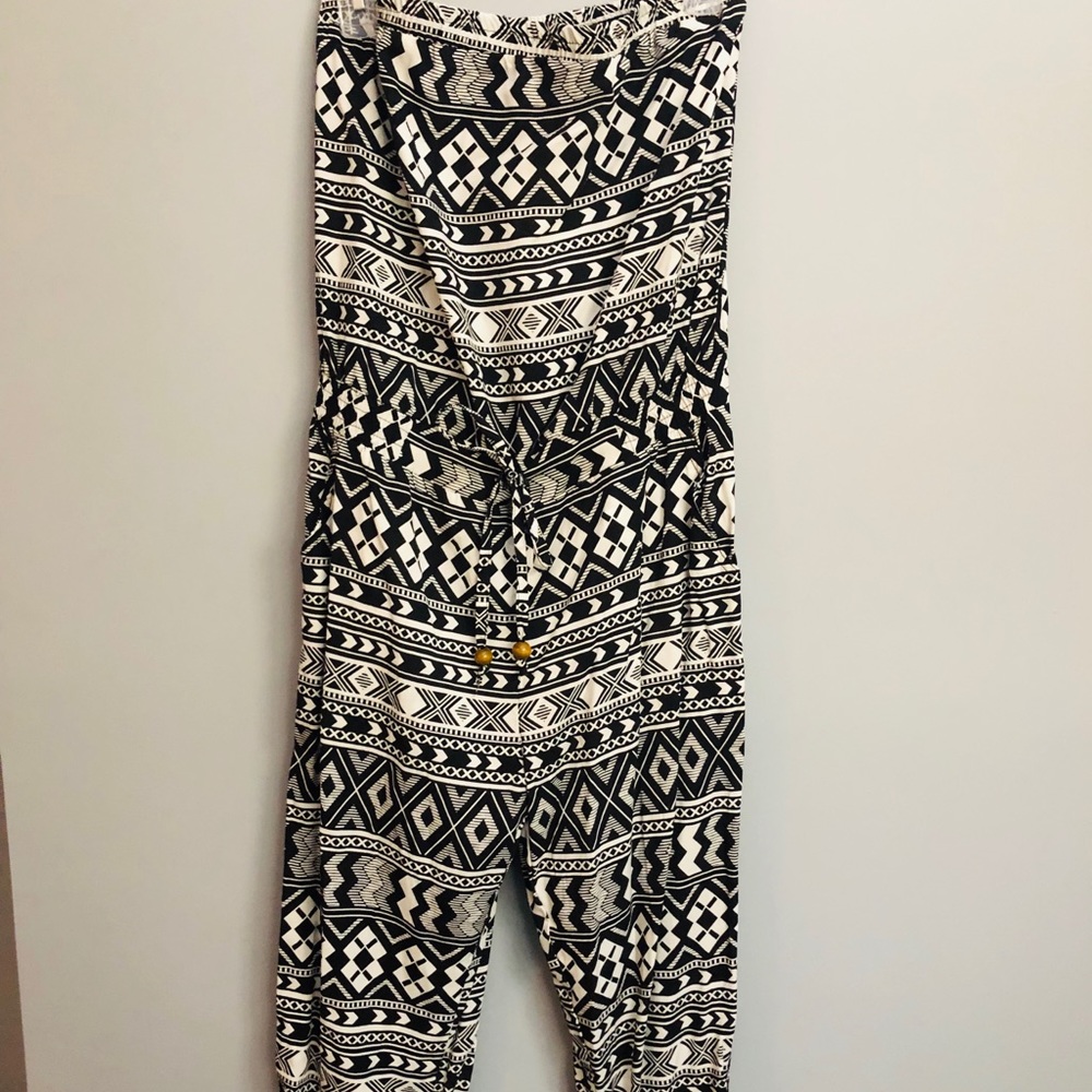 Strapless jumpsuit. Capri length pants
